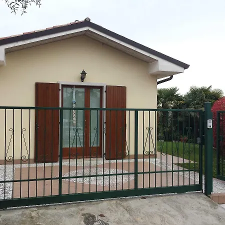 Apartment Con Giardino A Cisano Di *