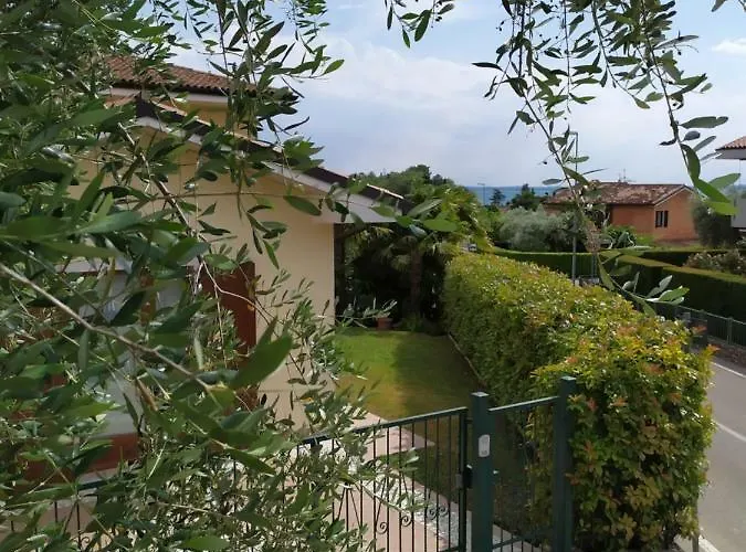 Con Giardino A Cisano Di Apartament *