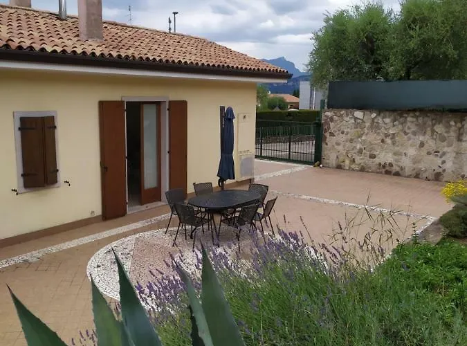 Con Giardino A Cisano Di Apartament *